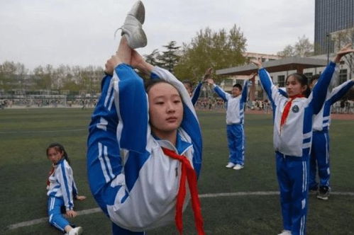 男生第1个出考场用手机狂拍家长(男生第1个出考场用手机狂拍家长，一场特殊的考试经历)