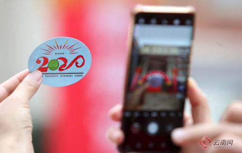 男生第1个出考场用手机狂拍家长(男生第1个出考场用手机狂拍家长，一场特殊的考试经历)