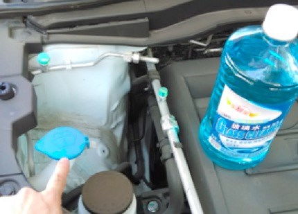 汽车冬季冷却液加多少升(汽车冬季冷却液加多少升，全面解析与操作指南)