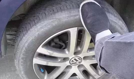汽车胎压多少就不能跑啦(汽车胎压不足时的危险与应对措施—探究汽车胎压多少就不能跑了)