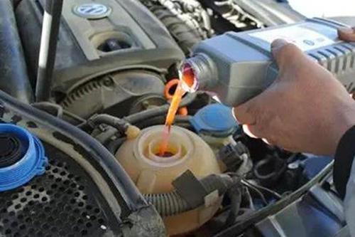 换汽车冷却剂要多少钱(换汽车冷却剂需要多少钱？全面解析费用因素)