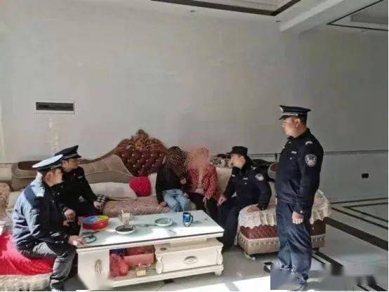 游客被打 副所长拉偏架被免职不冤(公正处理游客被打事件，副所长拉偏架被免职不冤)