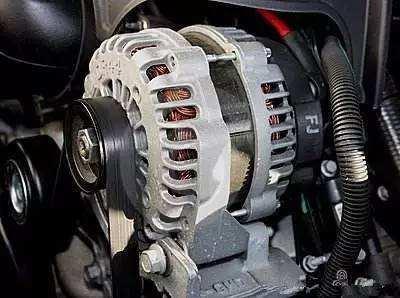 汽车发电机怠速是多少伏(汽车发电机怠速电压解析，多少伏为最佳？