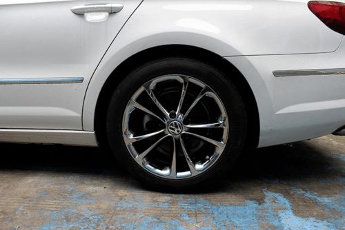 给汽车换种颜色多少钱啊(汽车颜色改变的费用解析，多少钱能给汽车换种颜色？