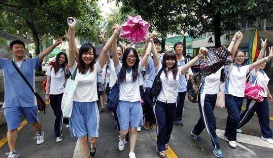 高考结束后 男生直奔妈妈墓地(高考结束后的心灵之旅，男生直奔妈妈墓地)