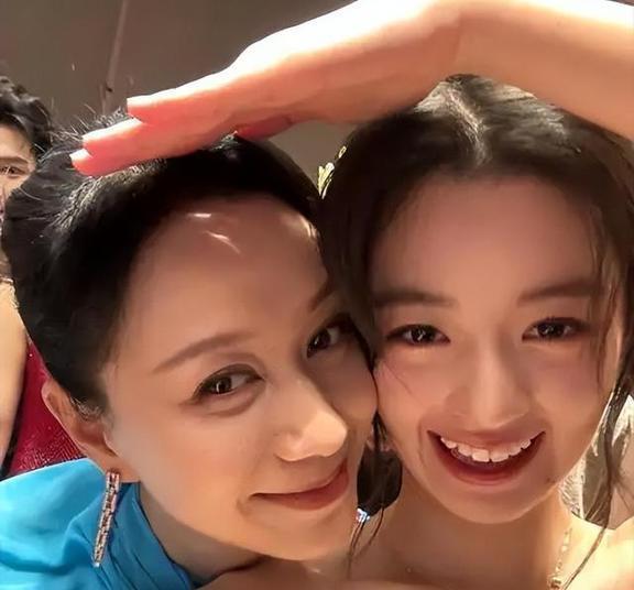 \天价耳环\黄杨钿甜删除多条内容(天价耳环事件揭秘，黄杨钿甜删除内容的背后真相)