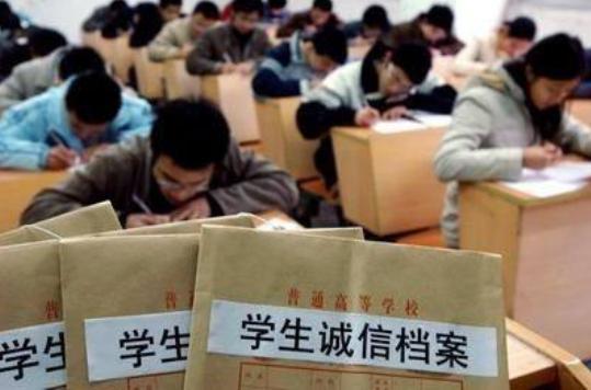 考生高考迟到入场遭拒 校方:这是规则(高考迟到入场遭拒，规则与人文关怀的较量)