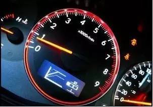 汽车一公里多少角费油(汽车一公里多少角费油，油耗因素与计算方法解析)