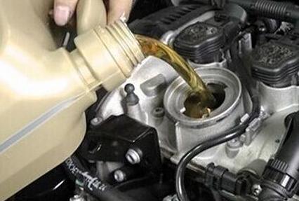 汽车刚熄火机油多少度加(汽车机油，何时以及如何确定最佳加注时机)