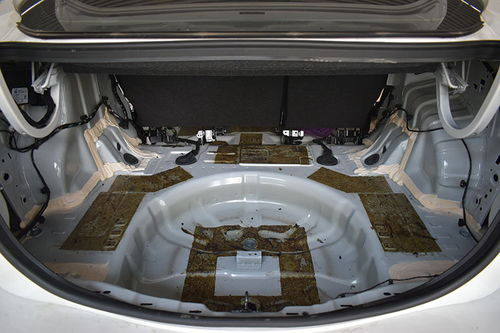 汽车后尾箱加地垫多少钱(汽车后尾箱加地垫，价格与选择的重要性)