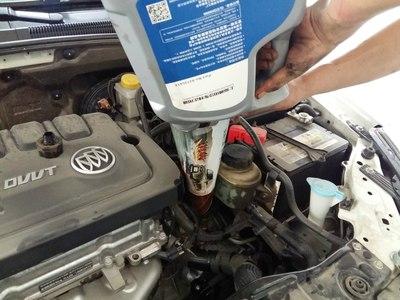 第一代汽车机油多少升(第一代汽车机油的容量与需求分析)