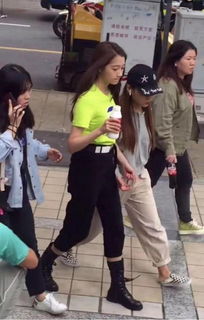 鹿晗近照曝光瘦一圈 网友:受情伤(鹿晗近照曝光瘦一圈，网友热议，是否受情伤？