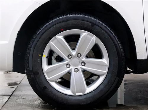 汽车轮胎里有多少油好(汽车轮胎里有多少油好,探讨汽车轮胎的润滑与保养) 汽车轮胎里有多少油好(汽车轮胎里有多少油好,探讨汽车轮胎的润滑与保养)