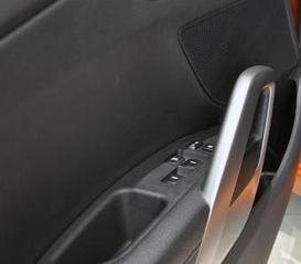 汽车内饰板坏了多少钱换(汽车内饰板损坏，更换成本与费用解析)