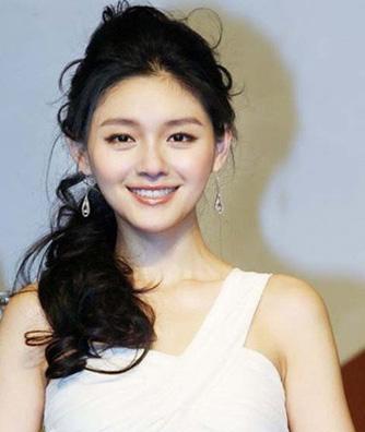 梁洛施恋情曝光 男友是知名导演(梁洛施恋情曝光，男友竟是知名导演，两人世界引发关注热潮)