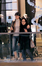 梁洛施恋情曝光 男友是知名导演(梁洛施恋情曝光，男友竟是知名导演，两人世界引发关注热潮)