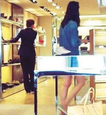 梁洛施恋情曝光 男友是知名导演(梁洛施恋情曝光，男友竟是知名导演，两人世界引发关注热潮)