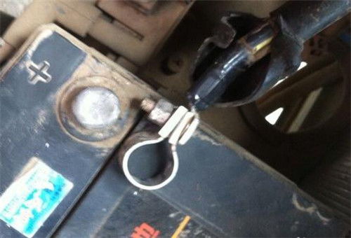 汽车蓄电池换电池多少钱(汽车蓄电池更换费用解析，了解换电池多少钱)