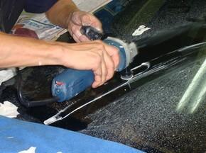 汽车后玻璃被划修多少钱(汽车后玻璃被划修多少钱，深入了解维修成本与因素)