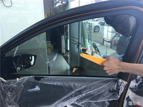 汽车后玻璃被划修多少钱(汽车后玻璃被划修多少钱，深入了解维修成本与因素)