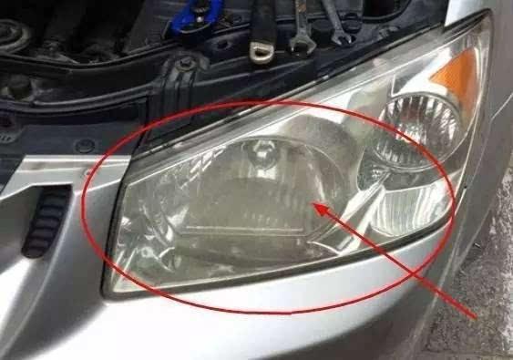 汽车车头上有多少个灯泡(汽车车头灯泡数量解析)