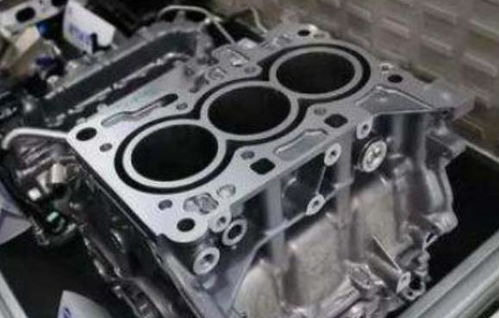 汽车3缸多少公里修一次(汽车三缸发动机维修周期，多少公里修一次？