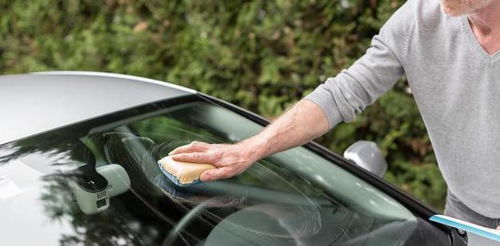 汽车洗玻璃多少钱一次(汽车洗玻璃价格解析，费用多少，因素何在？