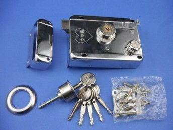 汽车锁芯多少公里换一次(汽车锁芯更换周期探讨，多少公里换一次为宜？