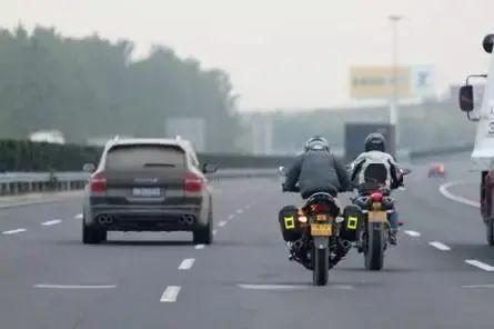 汽车多少钱能上高速公路(汽车上高速公路的费用及准入条件解析)