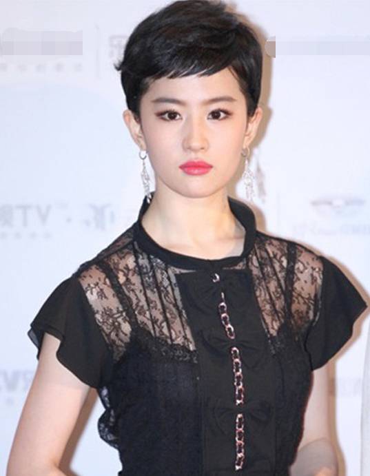 刘亦菲大背头造型 霸总味十足(刘亦菲大背头造型，霸总魅力尽显无疑)