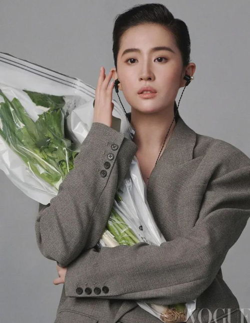 刘亦菲大背头造型 霸总味十足(刘亦菲大背头造型，霸总魅力尽显无疑)