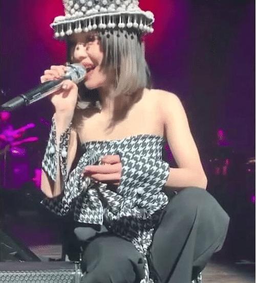 张韶涵遇突发状况一秒换话筒(张韶涵遇突发状况一秒换话筒，展现非凡应变能力的瞬间)