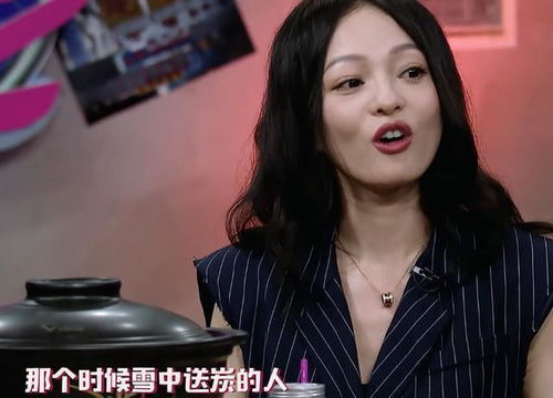 张韶涵遇突发状况一秒换话筒(张韶涵遇突发状况一秒换话筒，展现非凡应变能力的瞬间)