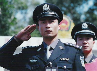 退伍军人当全职爸爸：曾深夜2点出走(全职爸爸，退伍军人深夜的出走与归来)