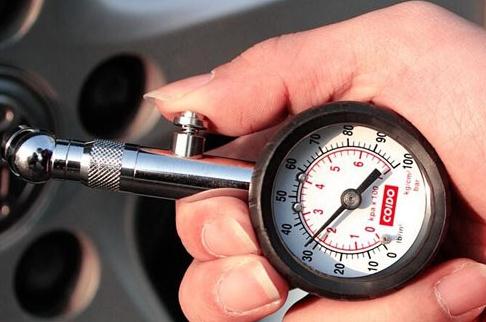 汽车胎压多少算正常值的(汽车胎压多少算正常值？详解胎压标准及其影响因素)