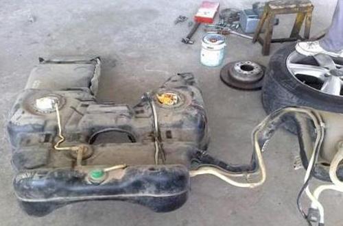 小汽车油箱加多少会跳枪(小汽车油箱加满油时跳枪现象解析)