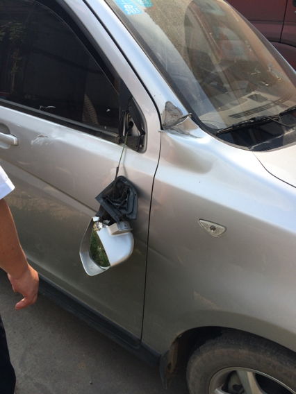 汽车反光镜刮坏了多少钱(汽车反光镜刮坏了，修复费用知多少？