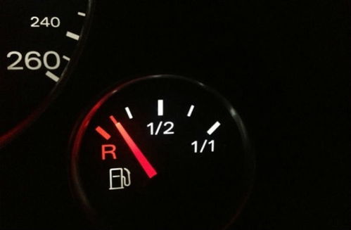 汽车油表加多少油合格了(汽车油表加多少油合格了，探讨汽车加油量与油表指示的合理性)