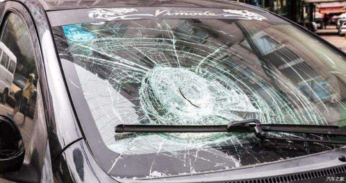 汽车玻璃破了个洞多少钱(汽车玻璃破了个洞，修复需要多少钱？