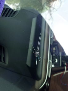 汽车玻璃破了个洞多少钱(汽车玻璃破了个洞，修复需要多少钱？