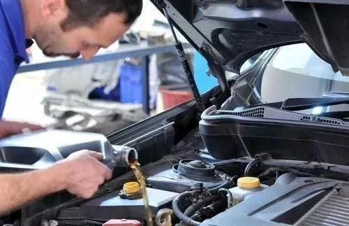 汽车换机油怎么看加多少(汽车换机油详解，如何判断并正确添加适量机油)