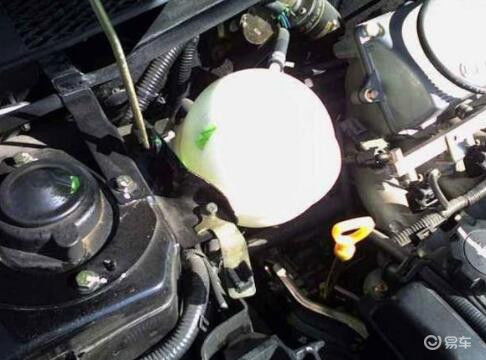 汽车里可以加多少防冻液(汽车里可以加多少防冻液，了解容量与正确操作的重要性)