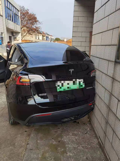 汽车倒车撞电线杆多少钱(汽车倒车撞电线杆损失费用解析)