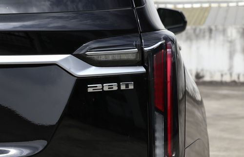 一般小汽车车尾高多少(一般小汽车车尾高度研究，尺寸、设计与功能考量)