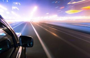 光速是汽车速度的多少倍(光速与汽车速度的对比，多少倍的差异？