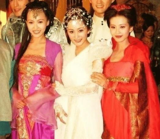黄晓明唐嫣于适同框(黄晓明、唐嫣、于适罕见同框，引发粉丝热议)
