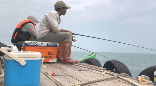 男子钓鱼让机器人帮忙遛娃(未来钓鱼新体验，男子钓鱼让机器人帮忙遛娃)