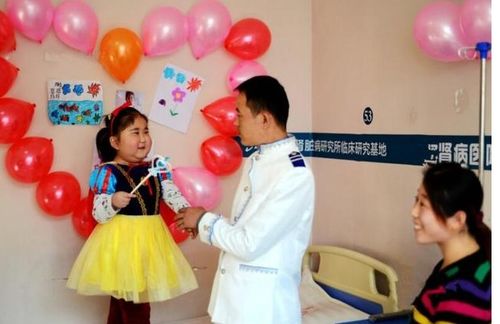6岁女孩翻出21楼想给家人惊喜(六岁女童翻出21楼，惊喜背后的家庭温情与深思)