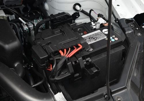 电动汽车两块电池多少伏(电动汽车两块电池的电压解析)