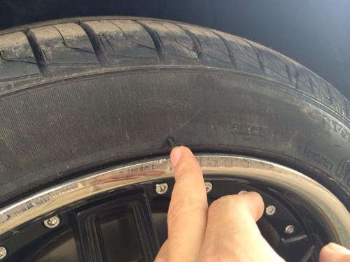 汽车轮胎刮伤需要多少钱(汽车轮胎刮伤维修费用解析，多少钱能解决问题？